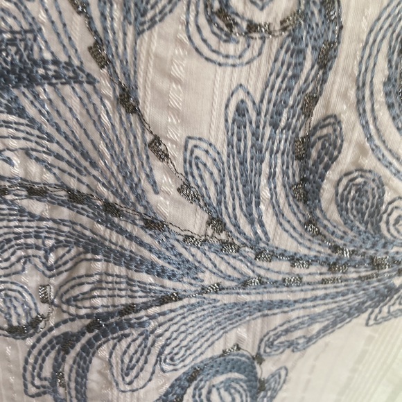 White men’s short sleeved embroidered shirt - Picture 7 of 8